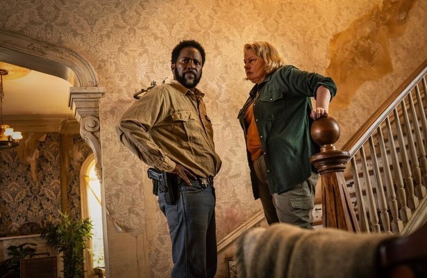 Harold Perrineau en Elizabeth Saunders in From