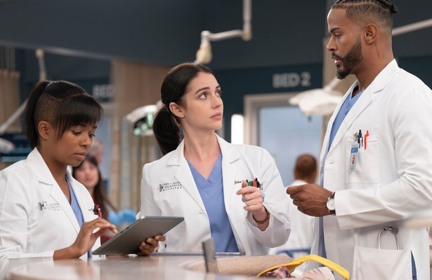 Alexis Floyd, Adelaide Kane en Trevor Jackson in Grey's Anatomy