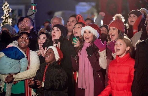 Lacey Chabert en medeacteurs in Haul Out the Holly: Lit Up