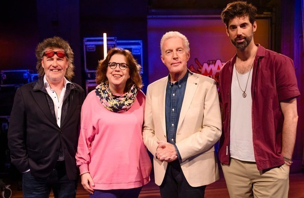 André van Duin met juryleden Het MAX Orkest