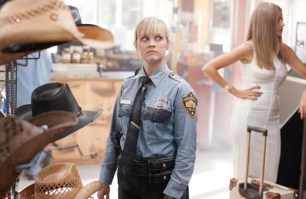 Reese Witherspoon als Cooper en Sofía Vergara als Daniella Riva in Hot Pursuit