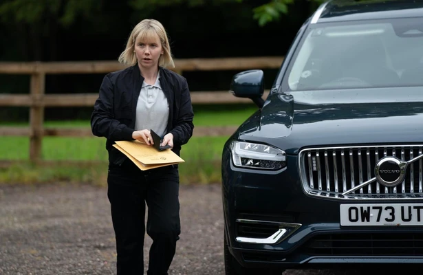 Lauren Lyly als Karen Pirie
