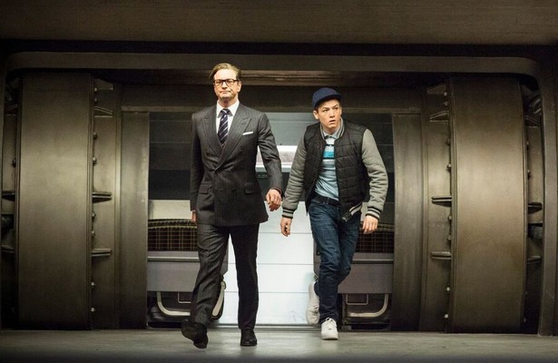 Colin Firth en Taron Egerton in Kingsman: The Secret Service
