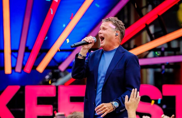 Wolter Kroes tijdens Muziekfeest op het Plein