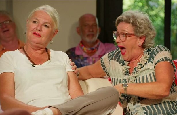 Petra en Lieske op de bank tijdens de reünie.
