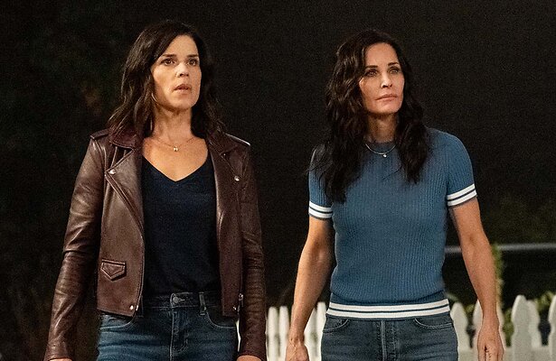 Neve Campbell als Sidney Prescott en Courteney Cox als Gale Weathers in Scream 5