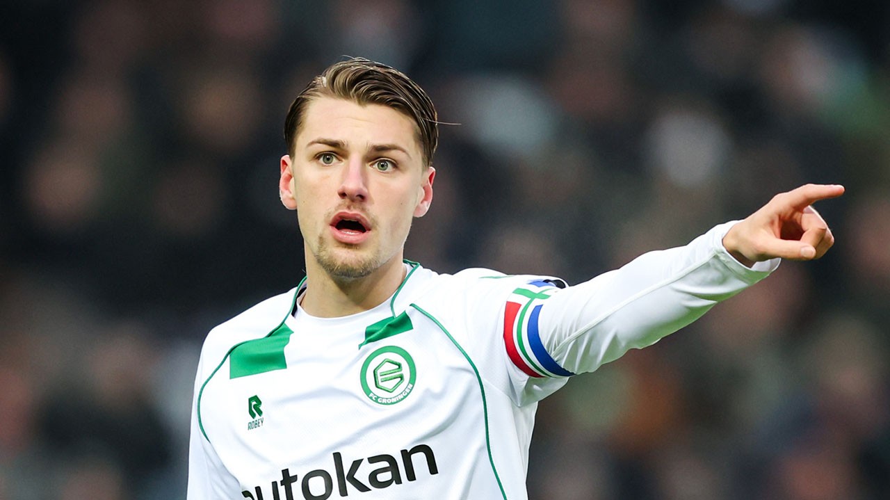 Stije Resink van FC Groningen zet zijn beste beentje voor tegen PSV in de Eredivisie