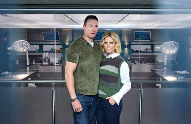 David Caves en Emilia Fox in Silent Witness