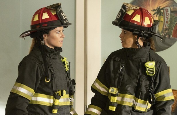 Danielle Savre als Maya Bishop en Jaina Lee Ortiz als Andy Herrera