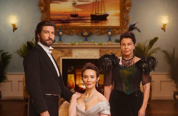 Liam McMahon, Claire Cooper en Julie Graham in The Hardacres