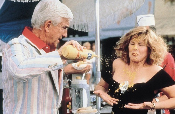 Leslie Nielsen en Priscilla Presley in The Naked Gun: From the Files of Police Squad!
