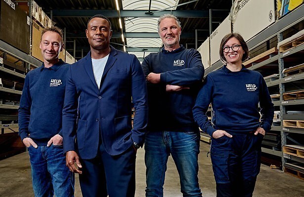 Het team van Help! Mijn Man Is Klusser met presentator John Williams 