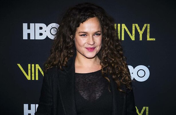 Zangeres en actrice Anna Speller op de rode loper.