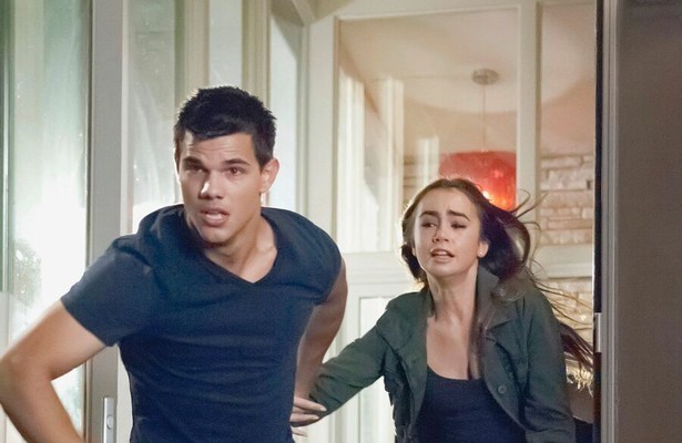 Taylor Lautner en Lily Collins in Abduction