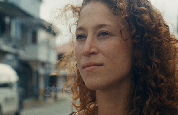 Amber Kortzorg in Alles Is Famiri