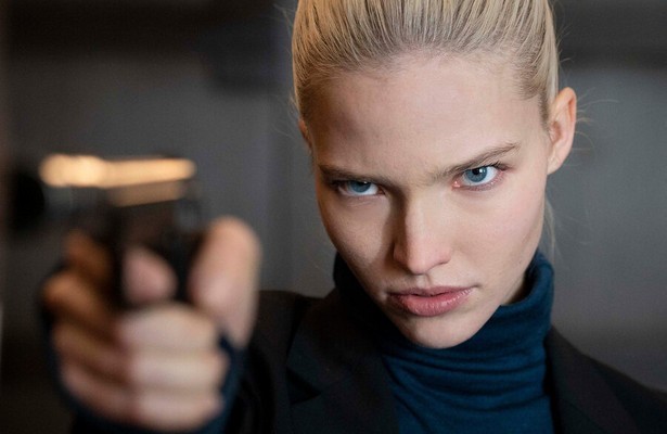 Sasha Luss als Anna 