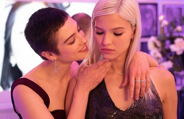 Sasha Luss als Anna 