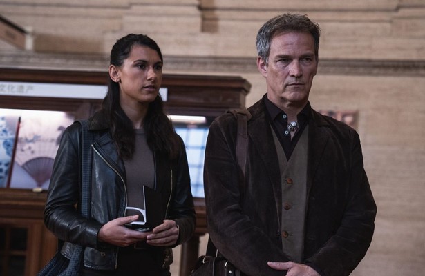 Stephen Moyer en Nina Singh in Art Detectives