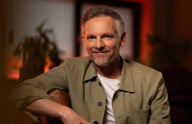 'Barry Atsma klimt in de pen voor een nieuwe Videoland-serie'