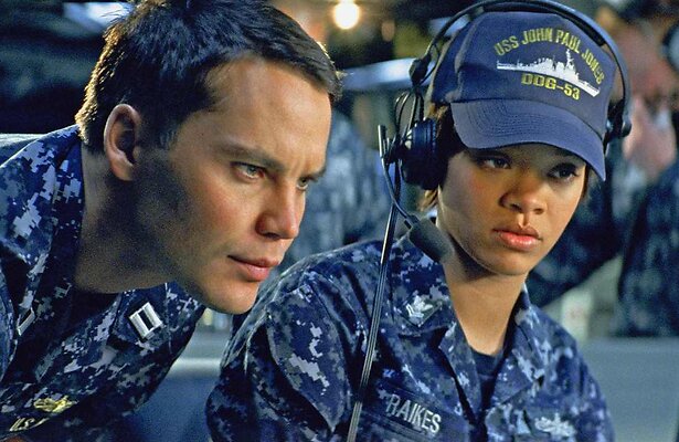  Taylor Kitsch en Rihanna in Battleship