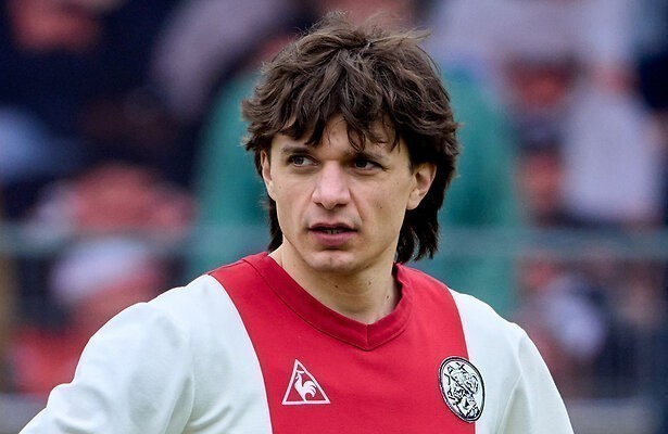 Chris Peters als Marco van Basten in BASTA