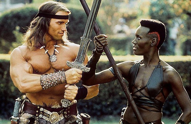 Arnold Schwarzenegger en Grace Jones in Conan the Destroyer
