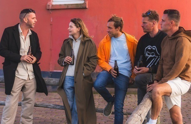 Emma Wortelboer met heren Daten in het Dorp op Texel