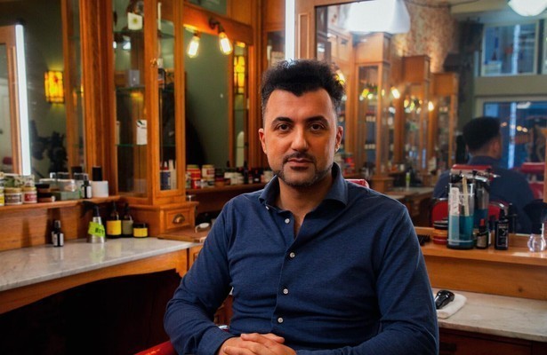 Özcan Akyol voor De Geknipte Gast