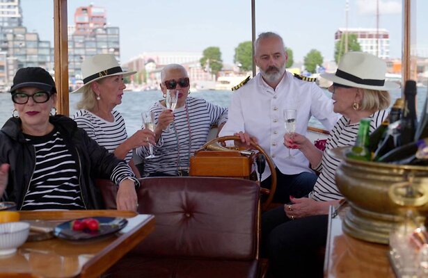 Lorraine, Tonneke, Mug en Joanita in De Grannies van Amsterdam