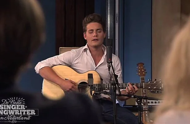 Douwe Bob tijdens zijn deelname aan De Beste Singer-Songwriter van Nederland.