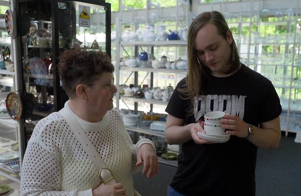 Vinenzo met oma Nel in de kringloopwinkel