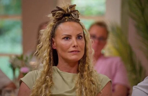 Eline bij de reünie van B&B Vol Liefde.