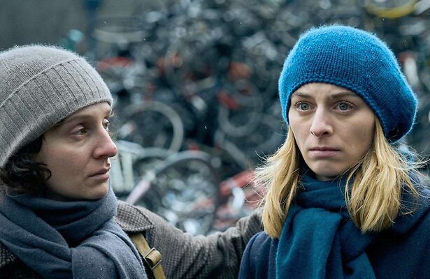 Julia Windischbauer en Claire Bender in Etty