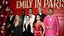 Lily Collins zwaait Emily Cooper uit na laatste opnames Emily in Paris
