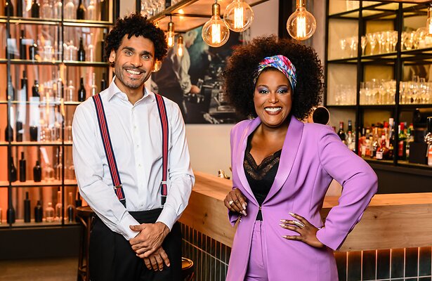 Denice Dest en barman Jeremy Zijlstra in First Dates 