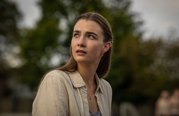 Amaryllis April Maltha August als Laura in Families Like Ours