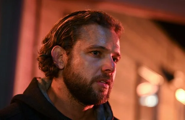 Max Thieriot als Bode Leone in Fire Country