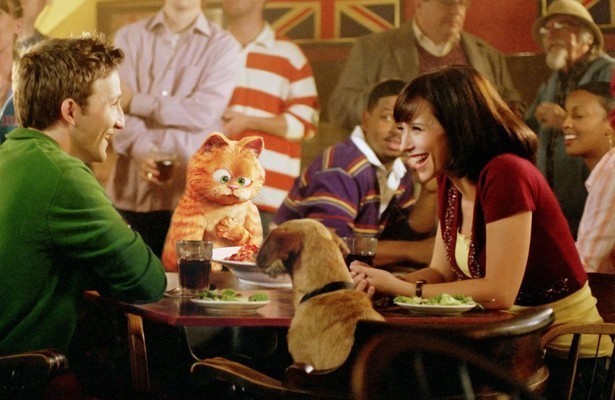 Breckin Meyer, Jennifer Love Hewitt en Garfield in Garfield: A Tail of Two Kitties