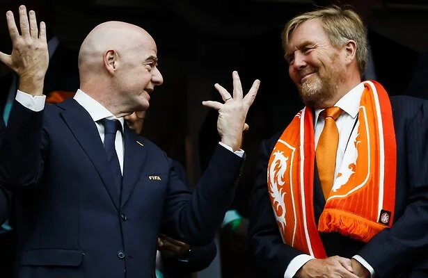 Gianni Infantino en koning Willem-Alexander tijdens Nederland - Zweden