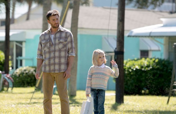 Chris Evans en Mckenna Grace in Gifted