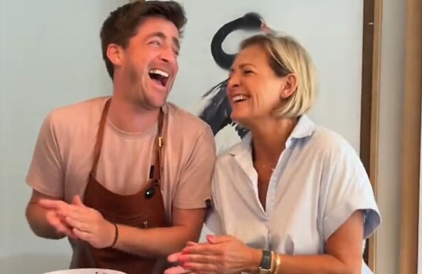 Caroline en Hugo lachen heel wat af