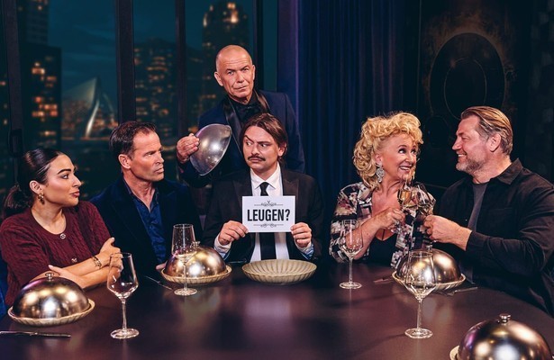 Lale Gül, Bas Nijhuis, Gover Meit, Karin Bloemen en Dennis van der Geest met Raymond Thiry