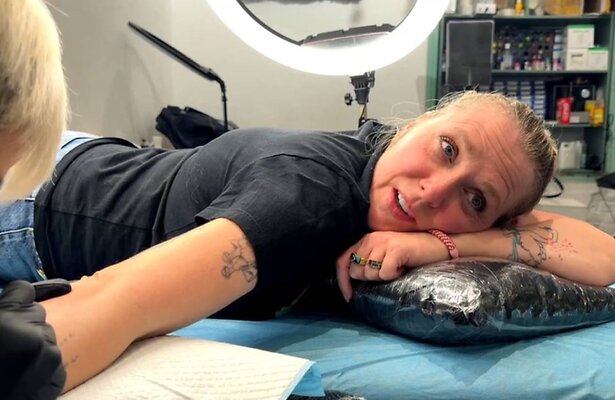 Jelka laat een tattoo zetten.