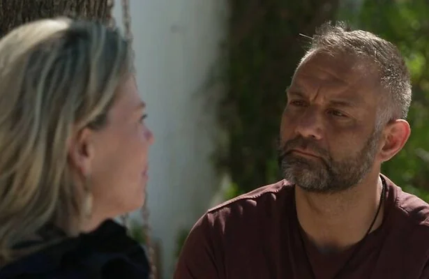 Jiry in gesprek met Iris in B&B Vol Liefde.