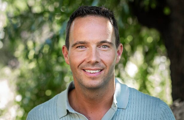 Persfoto van John voor aanvang van Boer Zoekt Vrouw-seizoen.