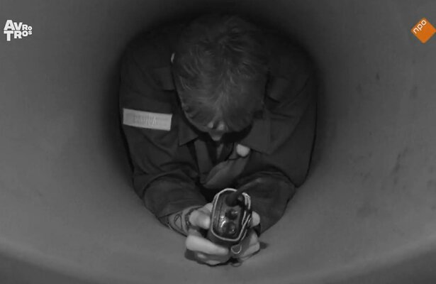 Kandidaten moeten door smalle tunnel gaan. 