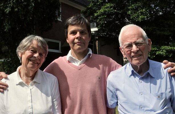 Kees Momma met zijn ouders. 
