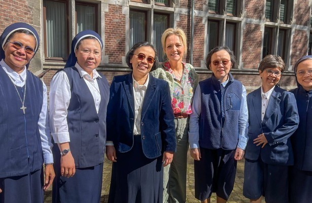 Yvon Jaspers met Zusters in Kloostergasten