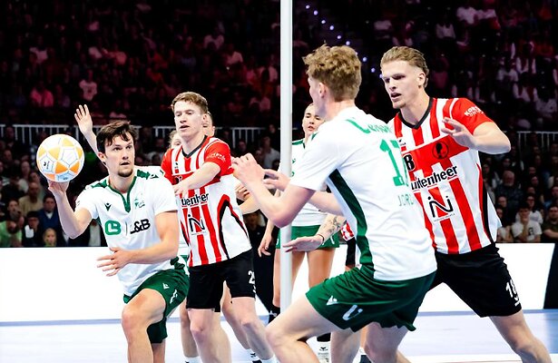 Bo Oppe, Nik van der Steen van Fortuna en Jorien Jordaan in actie tijdens Korfbal League 2025