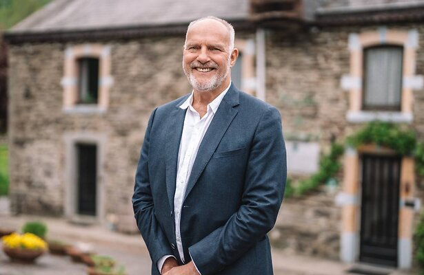 Leendert voor zijn B&B in B&B Vol Liefde.